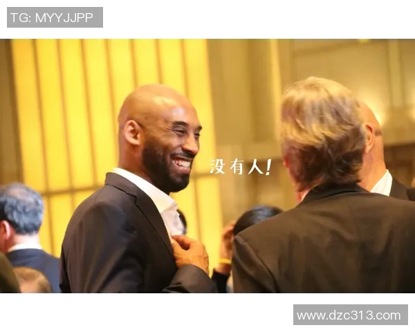 南美足球明星与女球迷亲密合影展现激情与魅力